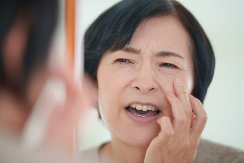 目の下のたるみがある人とない人の違いは？